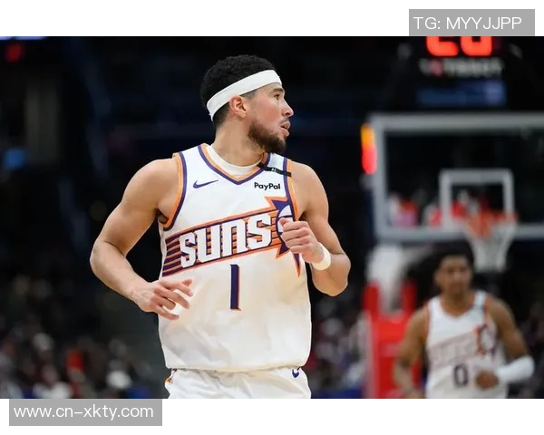 布克半场表现出色10中4砍下13分2篮板7助攻完美控制比赛未出现失误