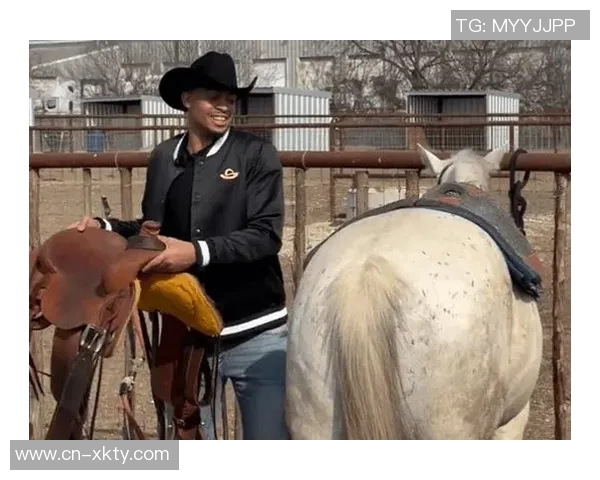 光头兄弟团齐聚社媒凯尔登晒好友统一发型与文班理发瞬间